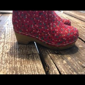 Red and floral ankle bootie clogs size 9